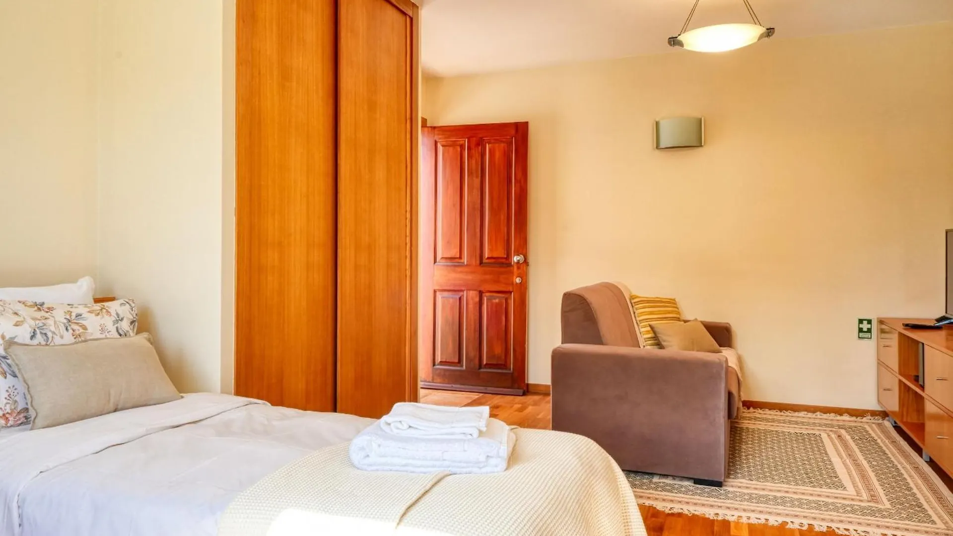 Kontakt z Largo Dos Milagres, A Home In Madeira